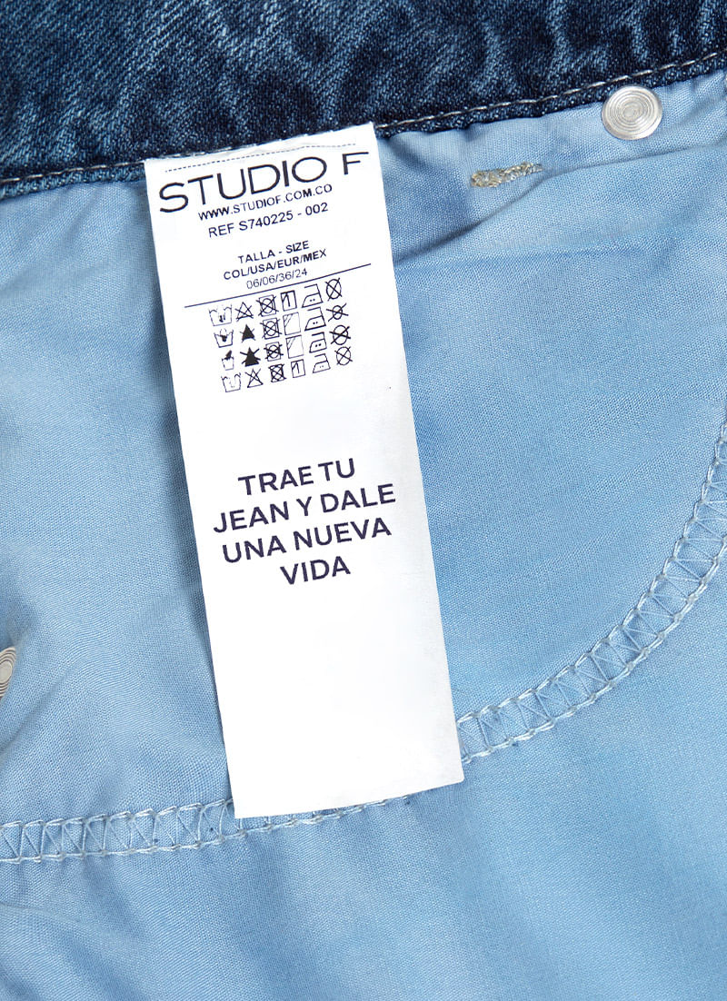 Foto de 2 etiquetas sobre  jean de la marca STUDIO F