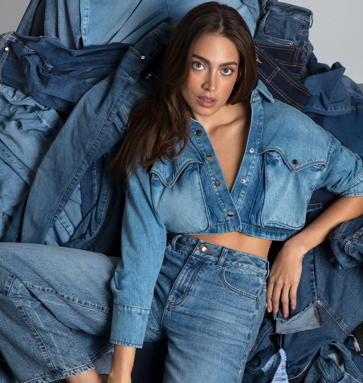 Foto de mujer usando jean lavado medio y chaqueta de jean de la marca Studio F