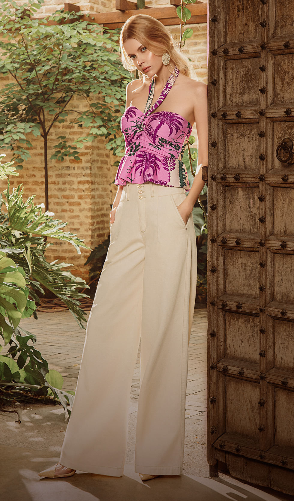 Mujer usando blusa de estampado floral cuello halter de la marca Studio F
