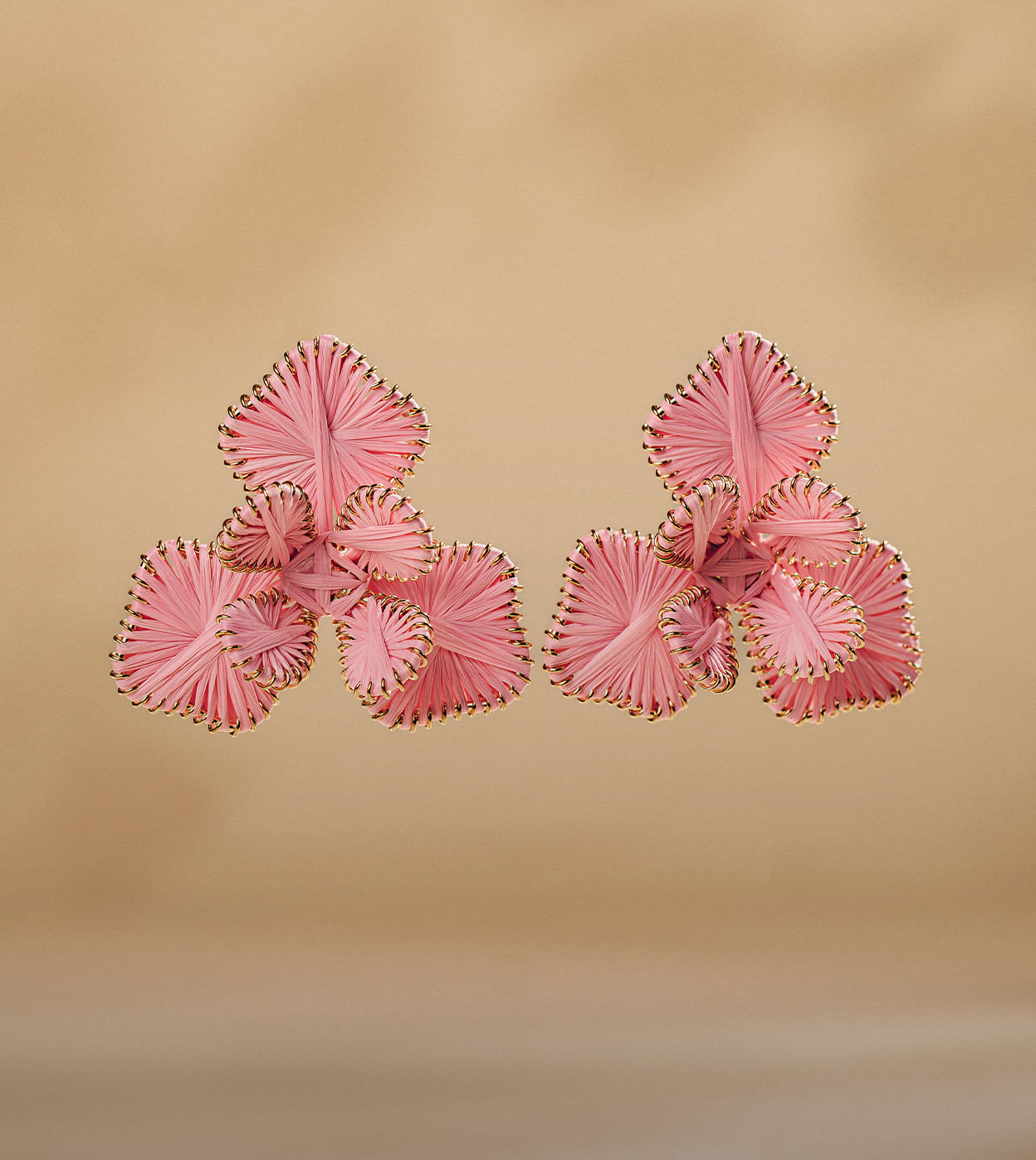 Foto de aretes fucsia en forma de flor de la marca Studio F