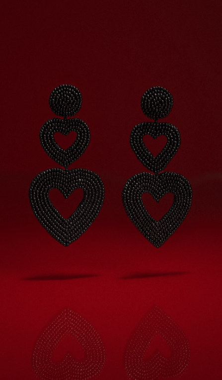 Aretes largos para mujer en forma de corazón negro. Campaña San Valentín, Studio F Colombia. 