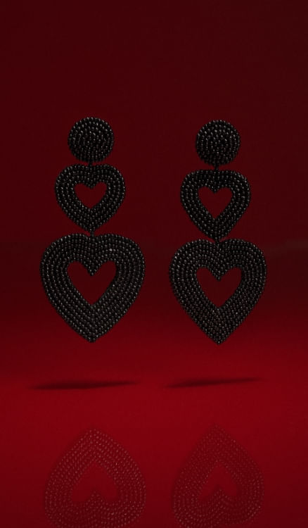 Aretes largos para mujer en forma de corazón negro. Campaña San Valentín, Studio F Colombia. 