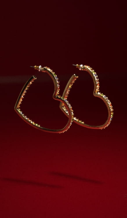 Aretes dorados en forma de corazón con cristales. Campaña San Valentín