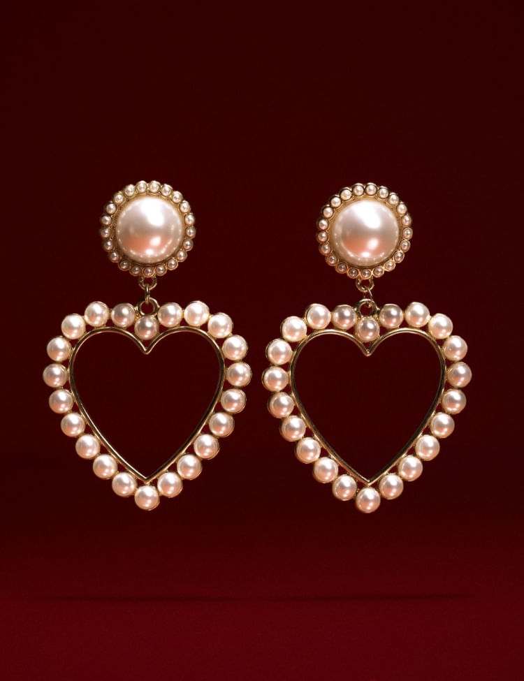Aretes largos de perlas en forma de corazón. Campaña San Valentín, Studio F 