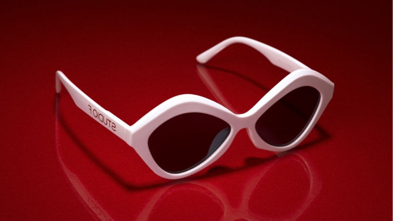 Gafas de sol para mujer de con lente ovalado blanco. Campaña San Valentín, Studio F 
