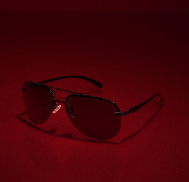 Imagen de gafas de sol para hombre negras sobre fondo rojo