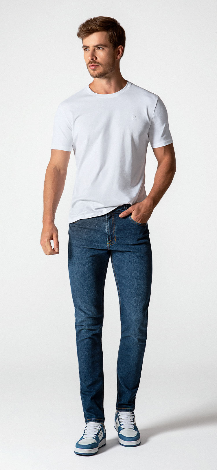 Modelo hombre vistiendo camisa blanca y jean de la marca STUDIO F MAN