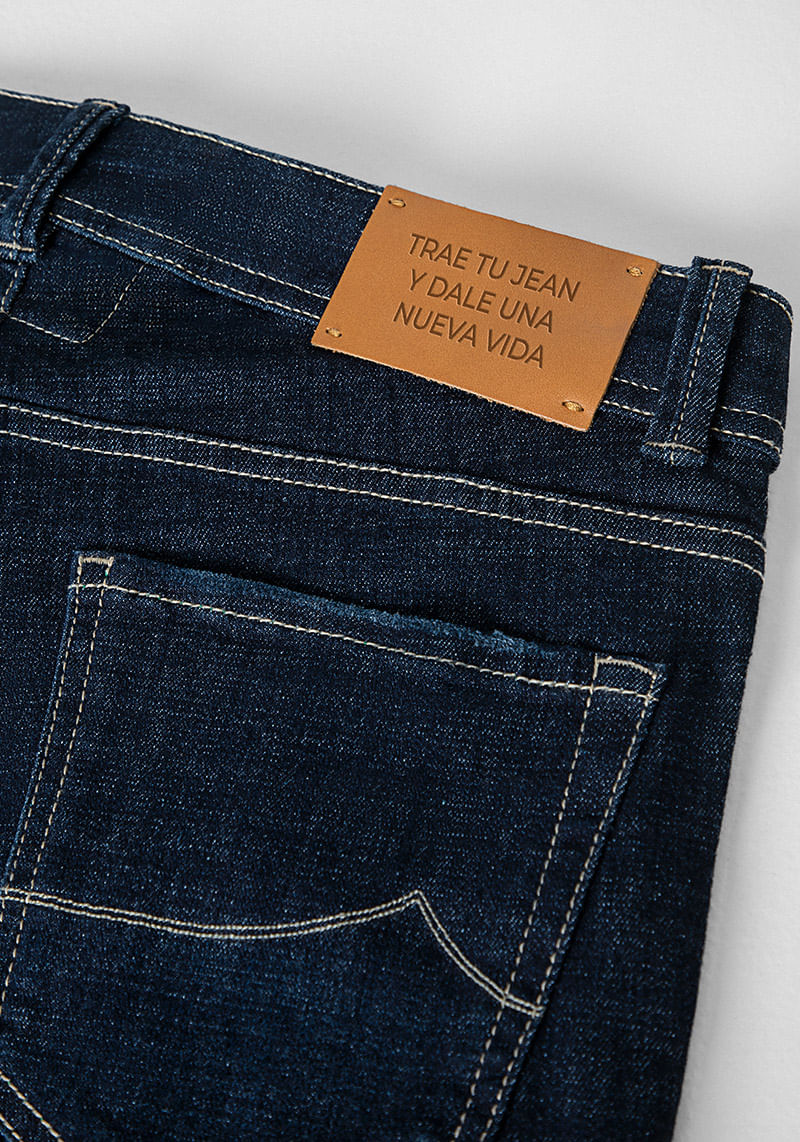 Foto en detalle de 2 jeans con etiqueta de la marca STUDIO F MAN