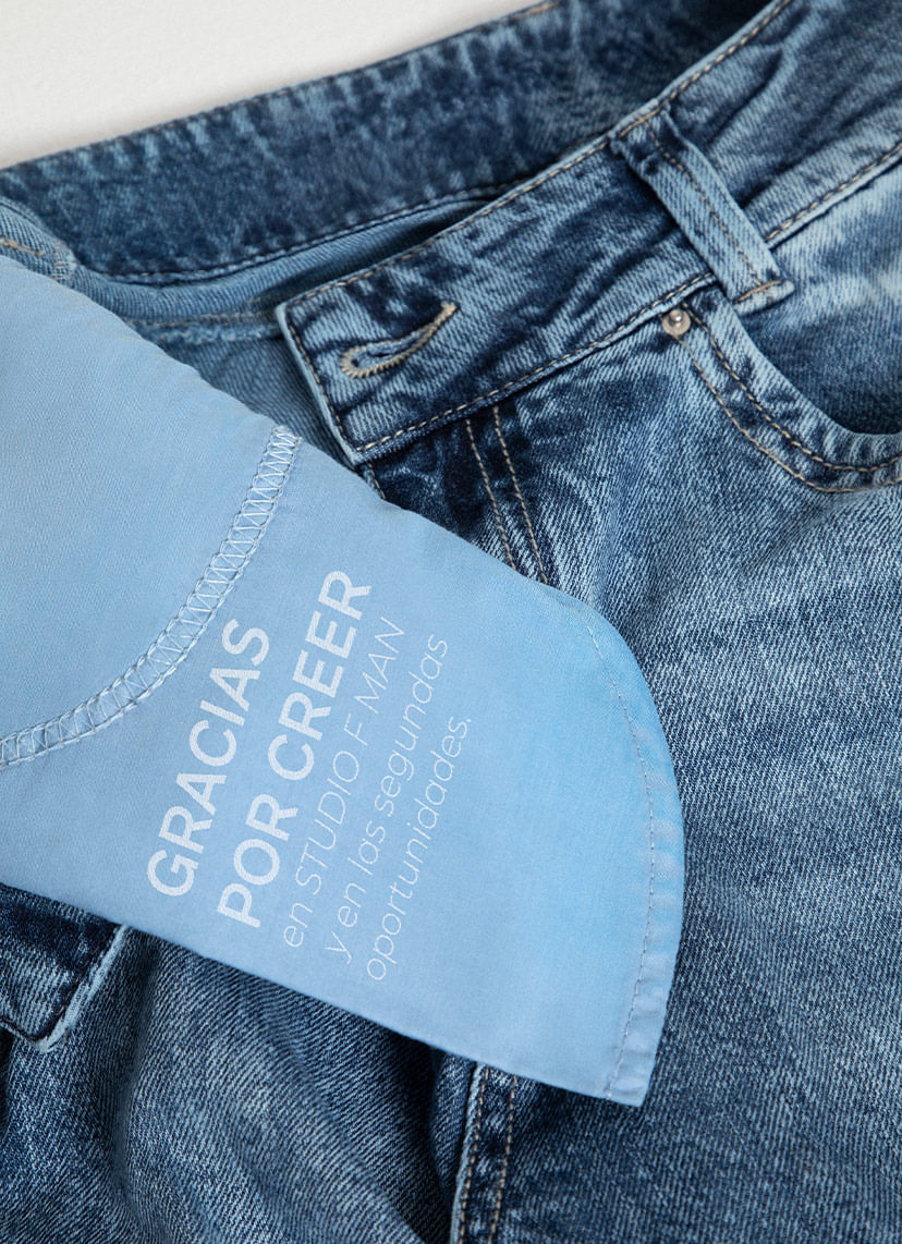 Foto en detalle de 2 jeans con etiqueta de la marca STUDIO F MAN