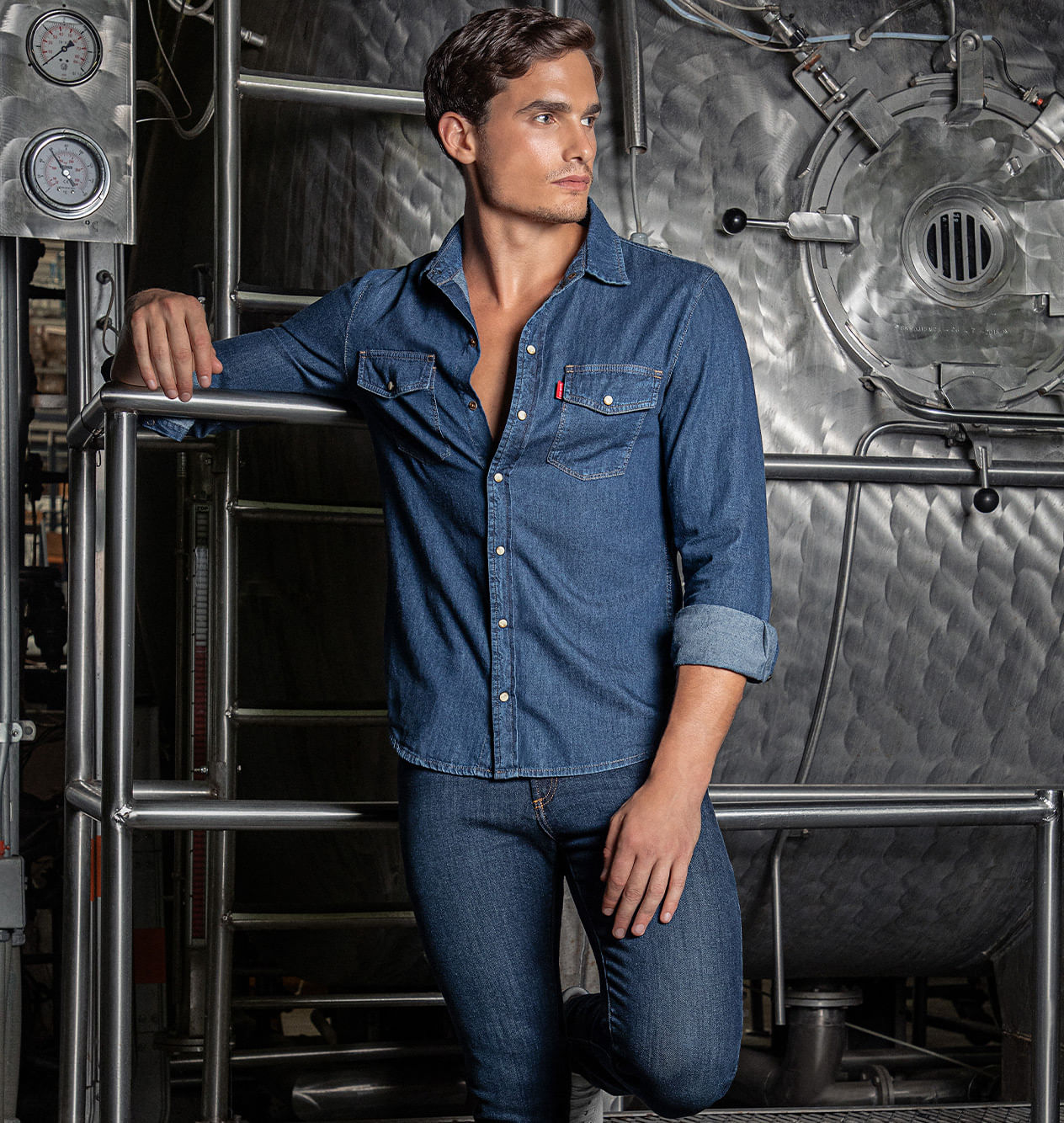 Hombre usando conjunto de  ropa formal en jean de la marca STUDIO F