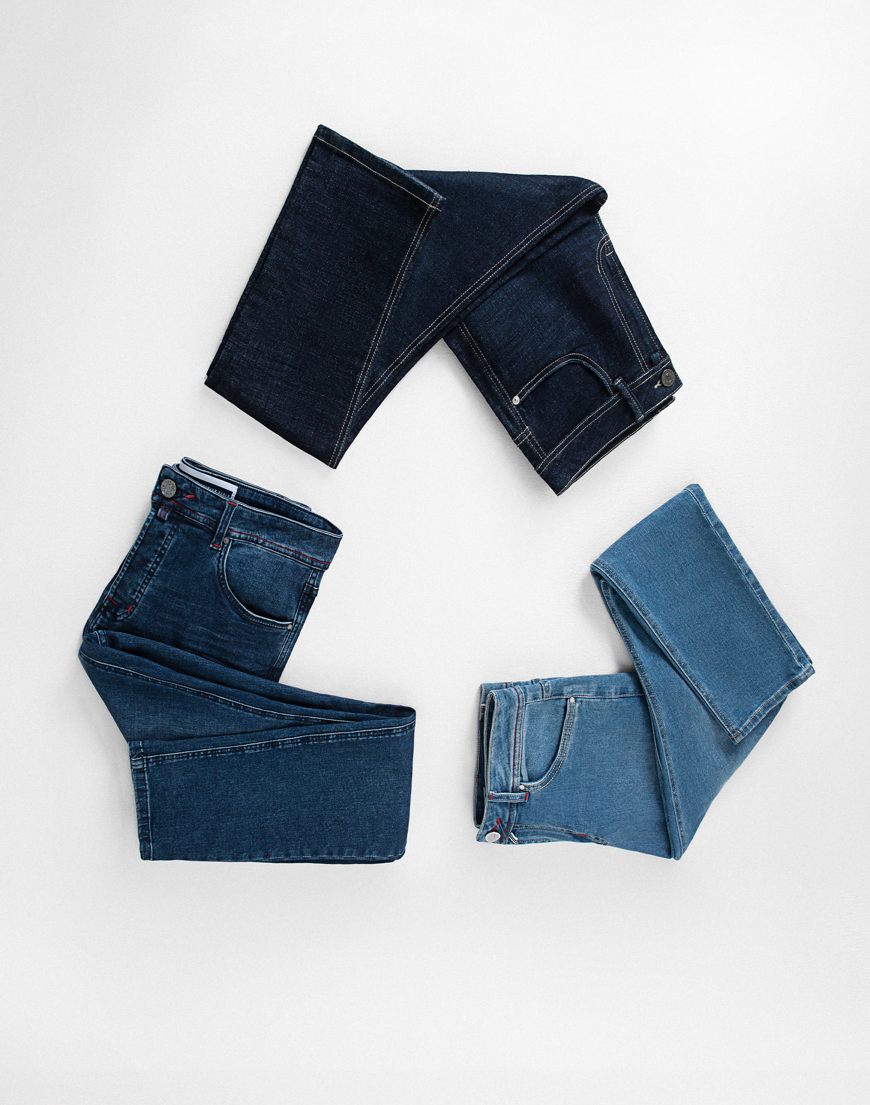 Foto de 3 jeans en tonos oscuro, claro y medio formando un triangulo