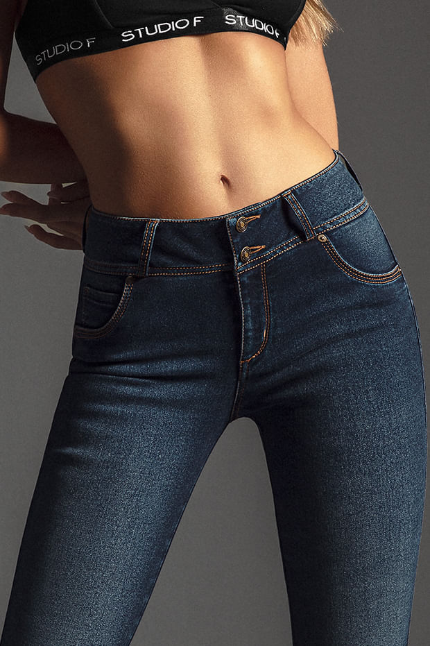 Foto de mujer usando jean sin bolsillos en tono oscuro de la marca Studio F