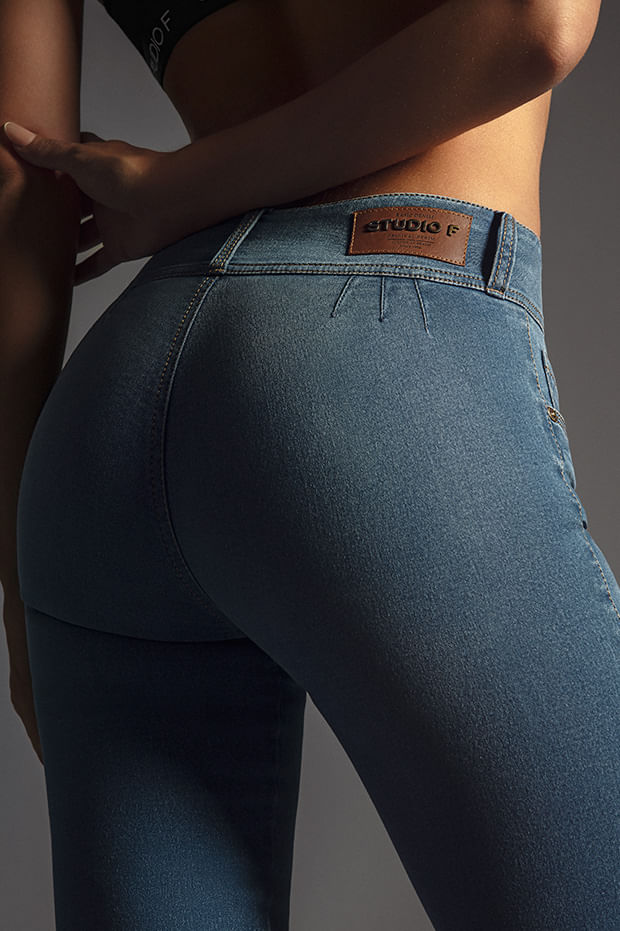 Foto en plano detalle de mujer usando jean studio f sin bolsillos y pretina ancha.