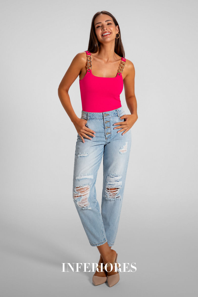 Foto de modelo usando blusa de tiras fucsia con jean claro de rotos