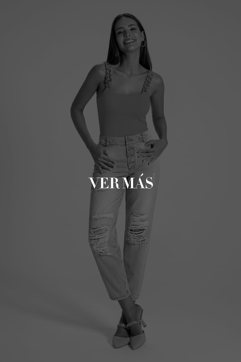 Foto de modelo usando blusa de tiras fucsia con jean claro de rotos