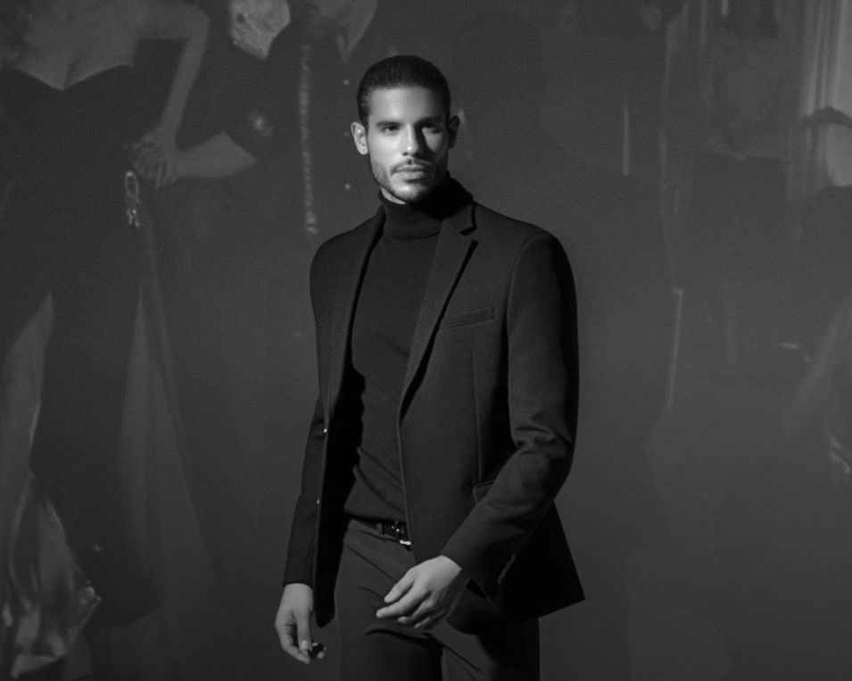 Hombre usando blazer y camisa de color negro de la marca Studio F MAN