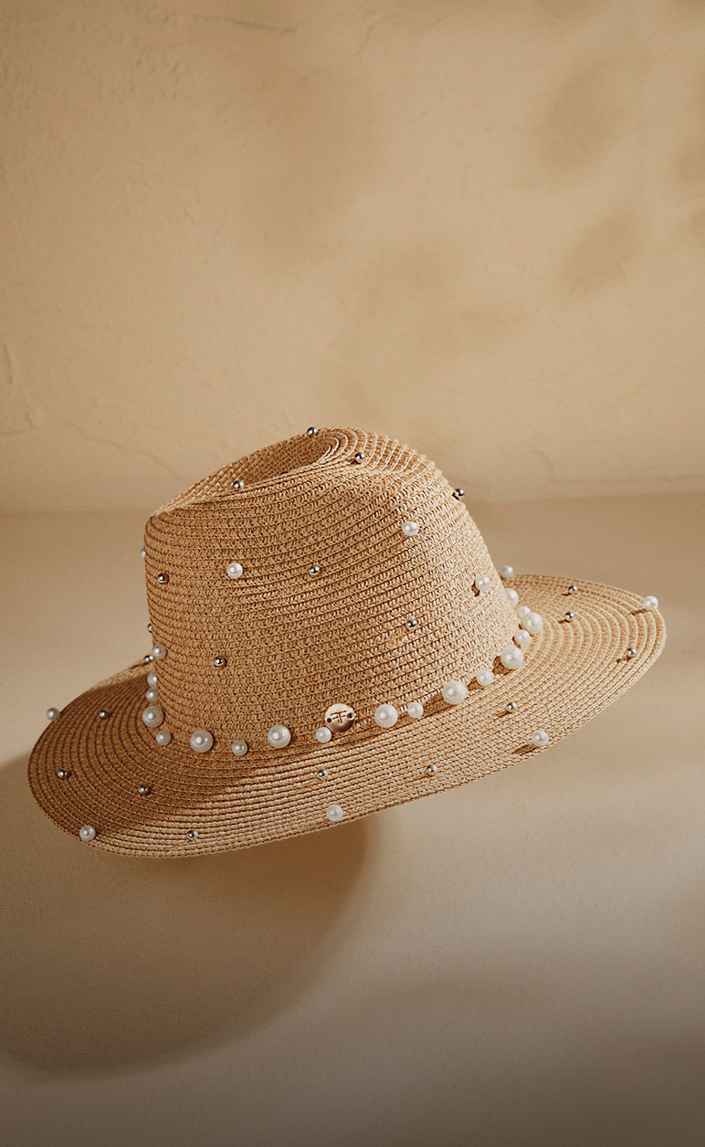 Foto de sombrero beige con perlas blancas de la marca Studio F